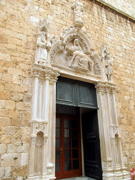 Pieta, reich verziertes Portal des Franziskanerklosters, die Altstadt und die — Stockfoto