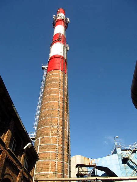 Vieille cheminée industrielle blanche et rouge — Photo