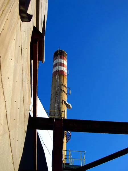 Antigua chimenea industrial blanca y roja —  Fotos de Stock