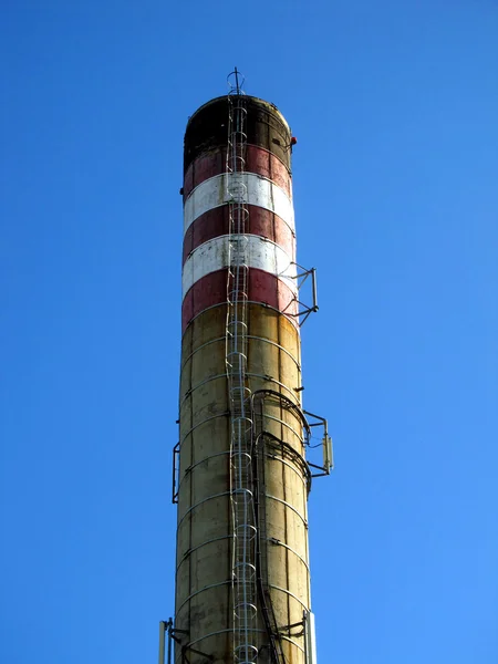 Vieille cheminée industrielle blanche et rouge — Photo