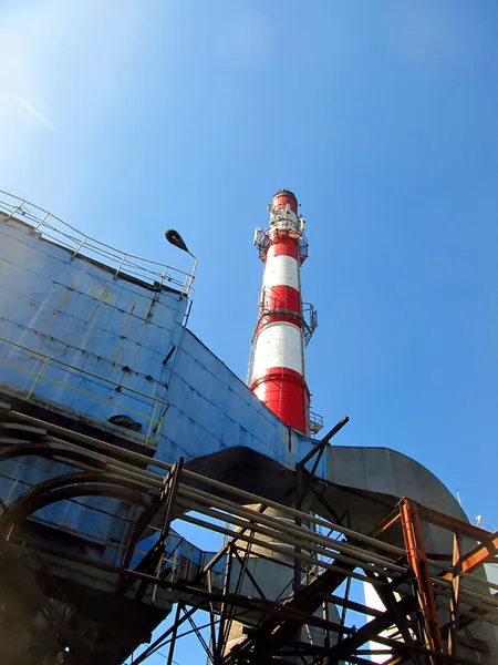 Coș de fum vechi alb și roșu industrial — Fotografie, imagine de stoc
