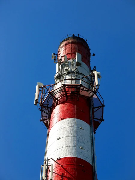 Oude witte en rode industriële schoorsteen — Stockfoto