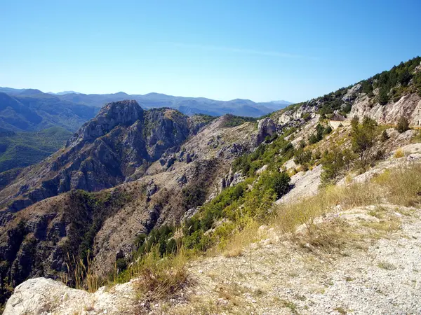 Bergpanorama typisch für Montenegro — Stockfoto