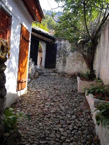 Urocze, wąskie przejścia w małych miastach na Bałkanach — Zdjęcie stockowe