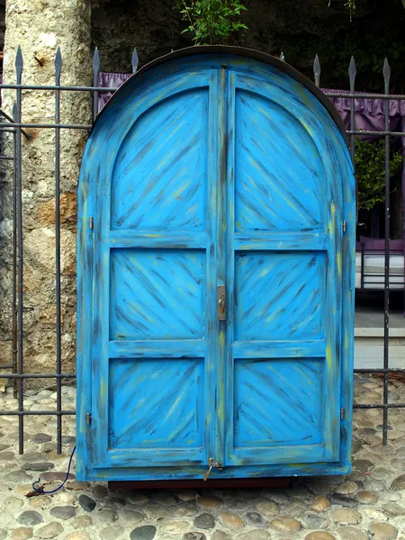 Gabinetto blu della porta come stalla chiusa della via a Mostar — Foto Stock