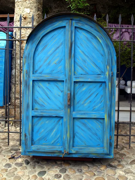 Blue door cabinet as a closed street stall in Mostar — Stock Photo, Image