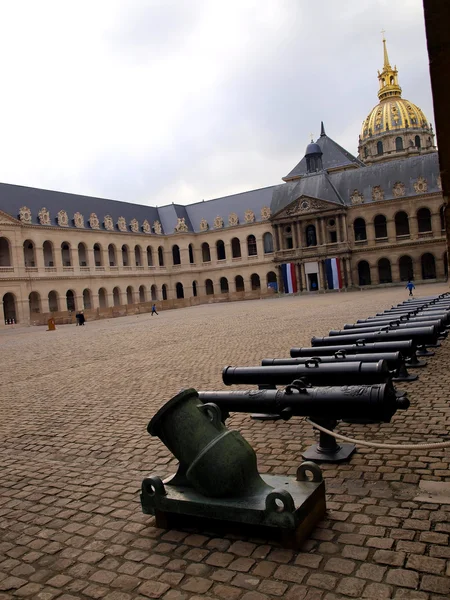 Historische kanon op het plein in museum les invalides, Parijs — Stockfoto