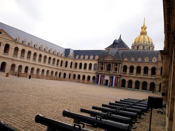 Cañón histórico en la plaza del museo Les Invalides, París —  Fotos de Stock