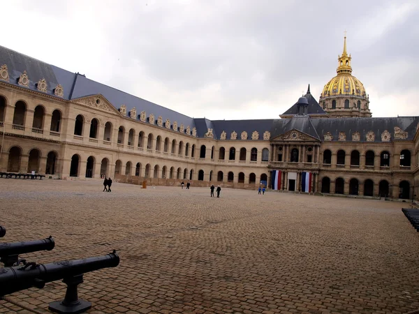 Historische kanon op het plein in museum les invalides, Parijs — Stockfoto