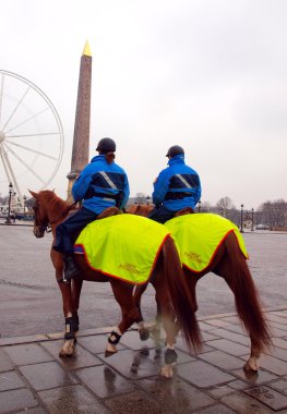 Paris'te place de la Concorde'ye tarihinde Cumhuriyet Muhafızları