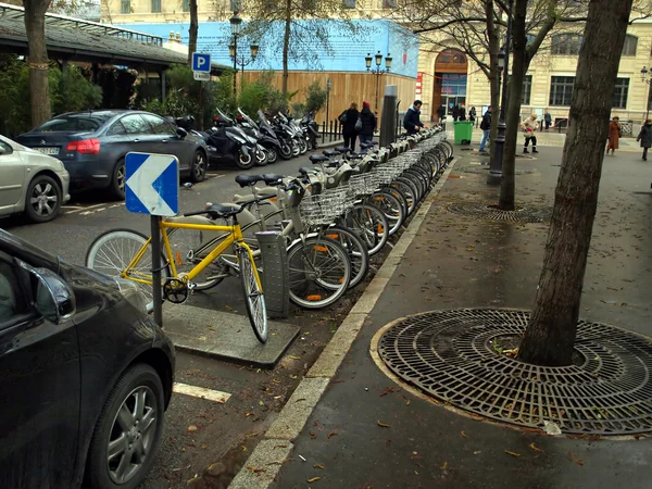 Kerékpárok egy sorban, egy elektromos kerékpár megosztási rendszer Párizsban — Stock Fotó