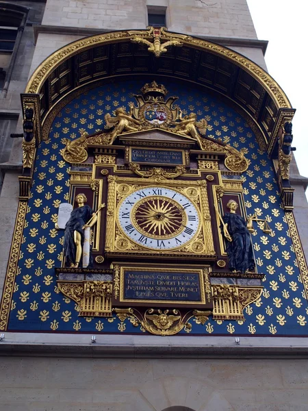 Первые городские часы в Париже — стоковое фото