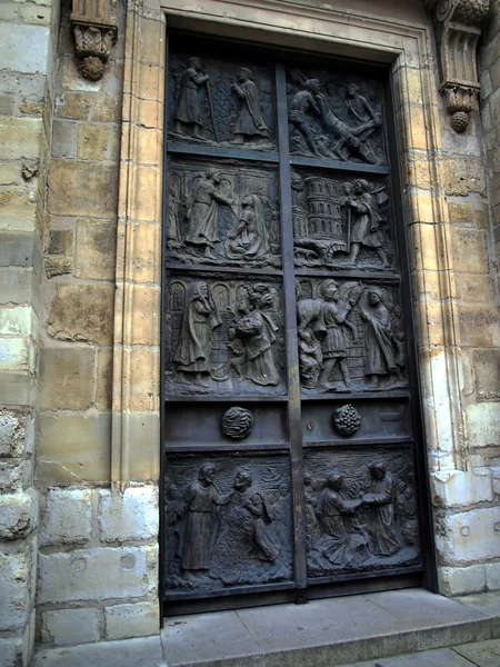 Poort van st. peters chruch in Parijs — Stockfoto