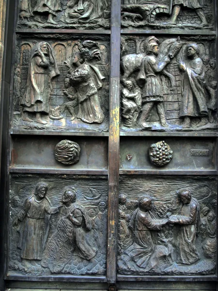 Brána st. peters chruch v Paříži — Stock fotografie