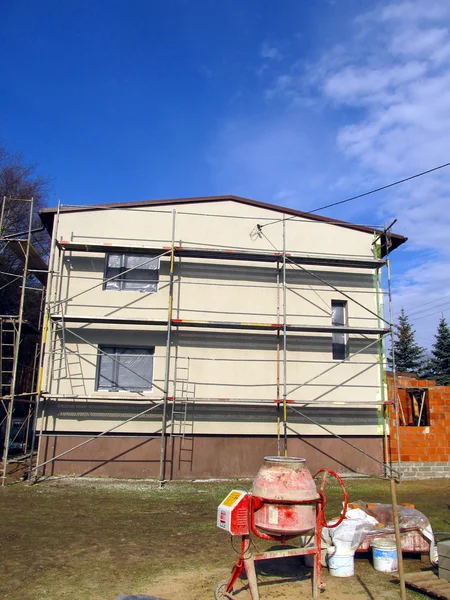 Mixer för murbruk och betong och byggnadsställningar reparerade väggar — Stockfoto