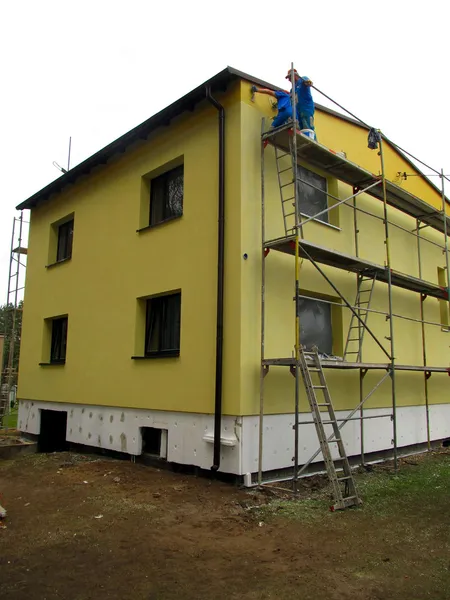 Toepassing van gekleurde pleister op de gevel van het gebouw — Stockfoto