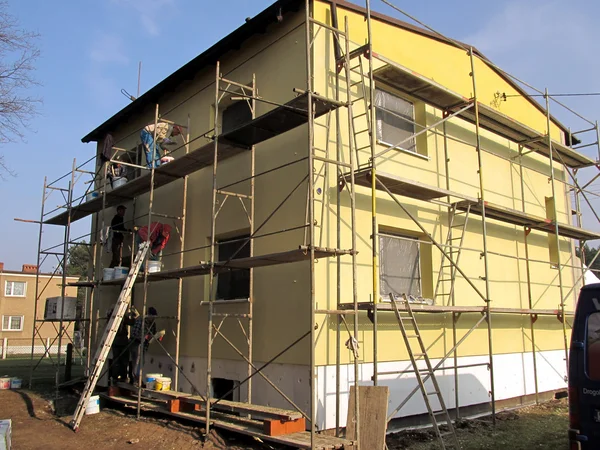 Toepassing van gekleurde pleister op de gevel van het gebouw — Stockfoto