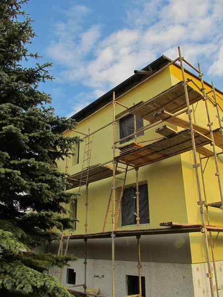 Scaffolding around the building — Stock Photo, Image