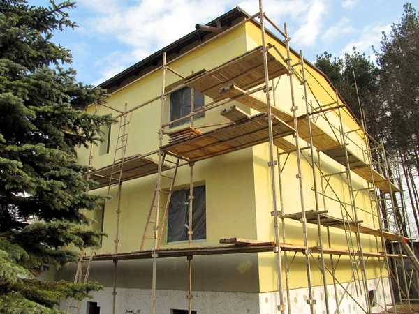 Scaffolding around the building — Stock Photo, Image