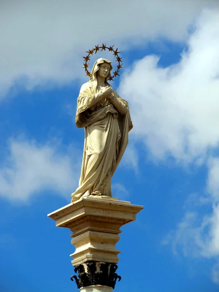 Staty av Jungfru Maria obefläckade framför klostret för ja — Stock fotografie