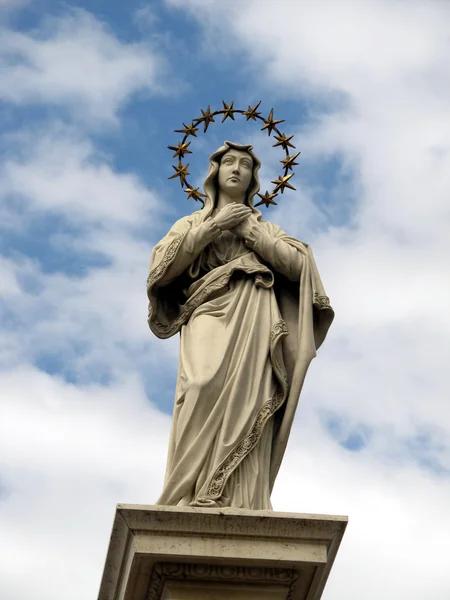 Statue de la Vierge Marie Immaculée devant le monastère de Ja — Photo