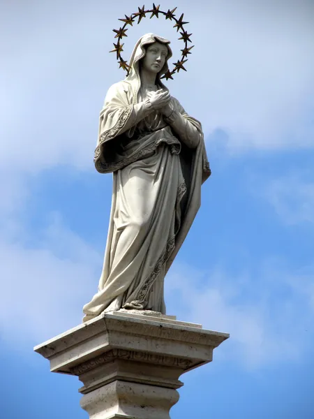 Standbeeld van Maagd Maria Onbevlekte tegenover het klooster van ja — Stockfoto