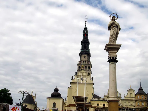 Część klasztoru i posąg Matki Bożej immacula — Zdjęcie stockowe