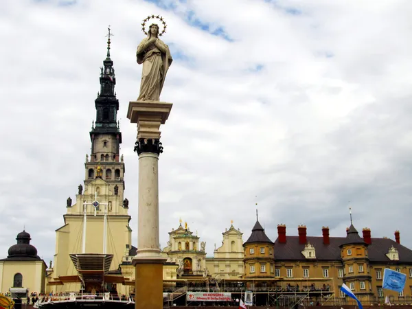 Manastır ve iptas bizim kadın heykeli