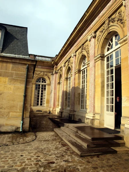 Le grand trianon v parku zámku ve versailles v wint — Stock fotografie