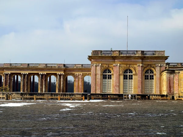 Le Grand Trianon nel parco della Reggia di Versailles in inverno — Foto Stock