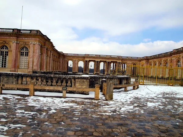 Le Grand Trianon no parque do Palácio de Versalhes em Wint — Fotografia de Stock