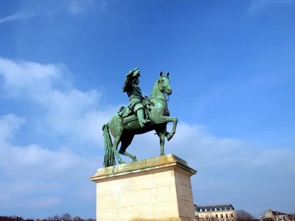 Rei francês Luís XIV a cavalo estátua em Versalhes — Fotografia de Stock