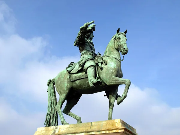 Francuski król Ludwik xiv na jazdę statua w Wersalu — Zdjęcie stockowe