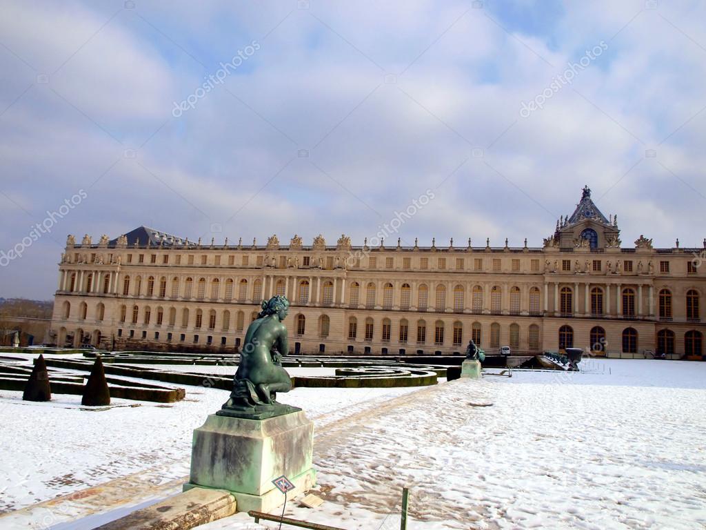 Park and palace of Versailles near Paris in winter — Stock Photo