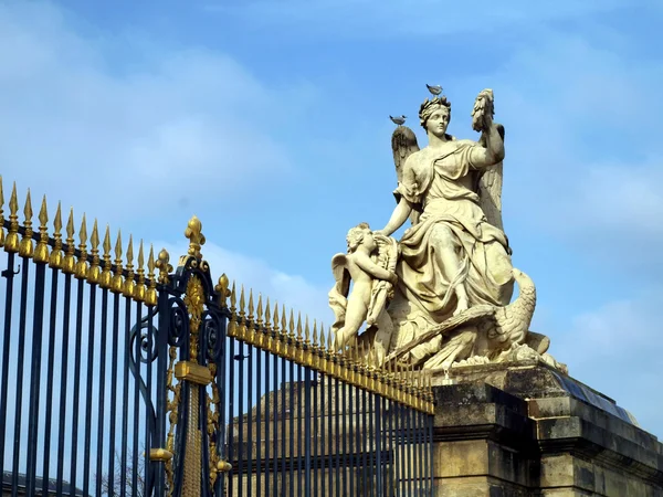 Francie, golden gate a postava palác versailles — Stock fotografie