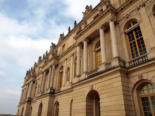 Fachada do palácio real em Versalhes perto de Paris — Fotografia de Stock