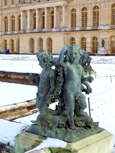 Garden sculptures and pond in front of the royal residence at Ve — Stock Photo, Image