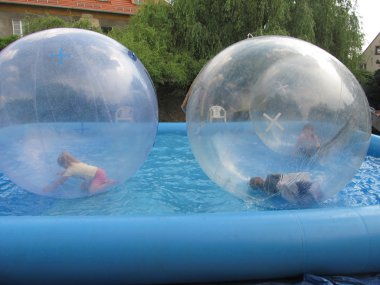 Çocuklar içinde baloncuklar yüzen eğleniyor