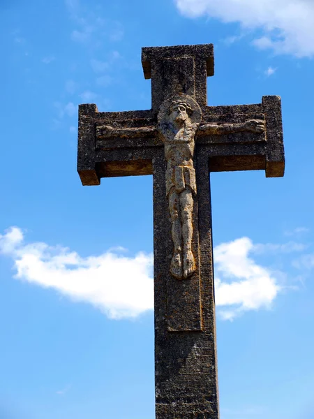 Oude beton cross rond het heiligdom in Kodeń in de buurt van de bug ri — Stockfoto