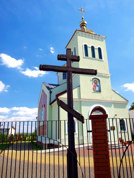 Ortodoxa kyrkan tillägnad st. michael ärkeängeln i koden — Stockfoto