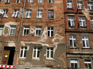 duvar ile binanın bir eski, hasarlı konut wro içinde pencere eşiği