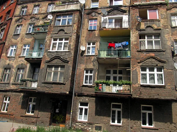 Vägg med fönster i en gamla, skadade bostadshus i wro — Stockfoto