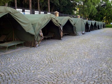 taş döşeli alan üzerinde birkaç büyük askeri çadırlar
