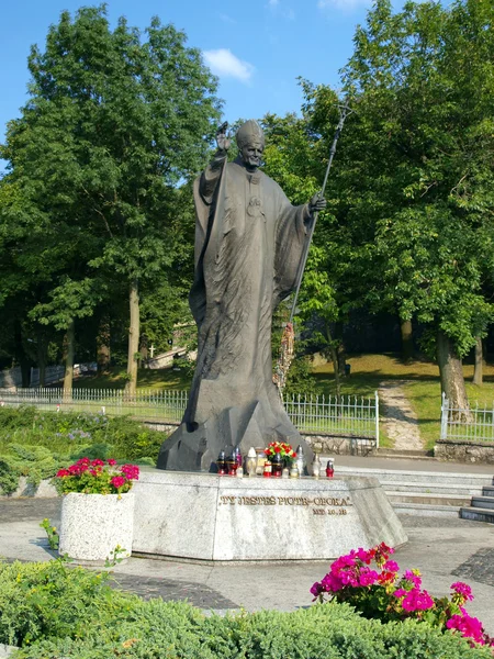 Statua di Papa Giovanni Paolo II davanti al santuario e al franco — Foto Stock