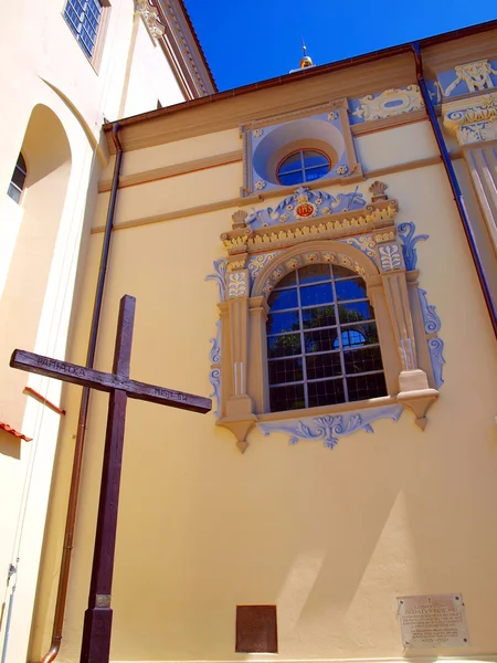 Finestra nella costruzione della chiesa di San Giovanni Battista e San . — Foto Stock