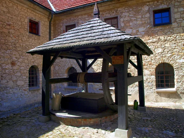 Viejo pozo en el Santuario de la Anunciación, en el monasterio de —  Fotos de Stock
