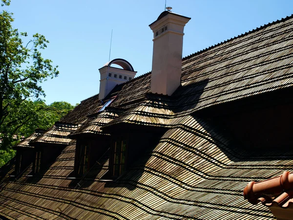 Dak van het huis bestaat uit houten dakspanen — Stockfoto