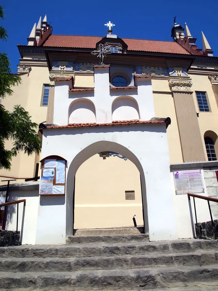 Een stadspoort in de omheining van de parochiekerk in kazimierz dolny — Stockfoto