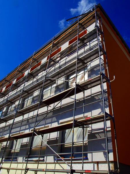Detalj av fasaden av en stor byggnad på de isolerande väggarna — Stockfoto