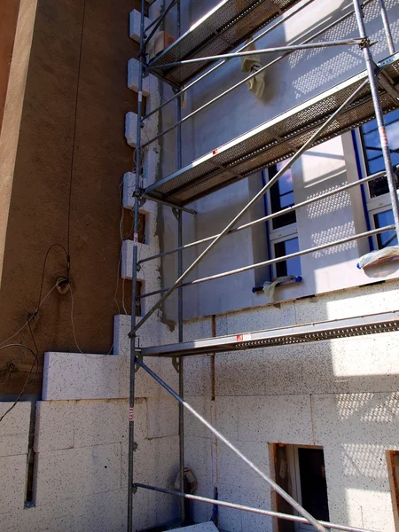 Byggnadsställningar på en byggnad vägg i polystyren isolerande väggar — Stockfoto